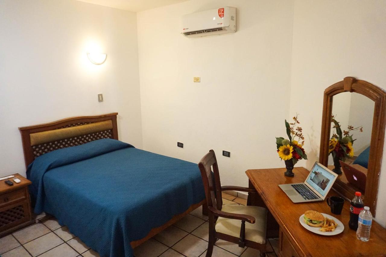 Hotel Las Fuentes Los Mochis Exteriör bild