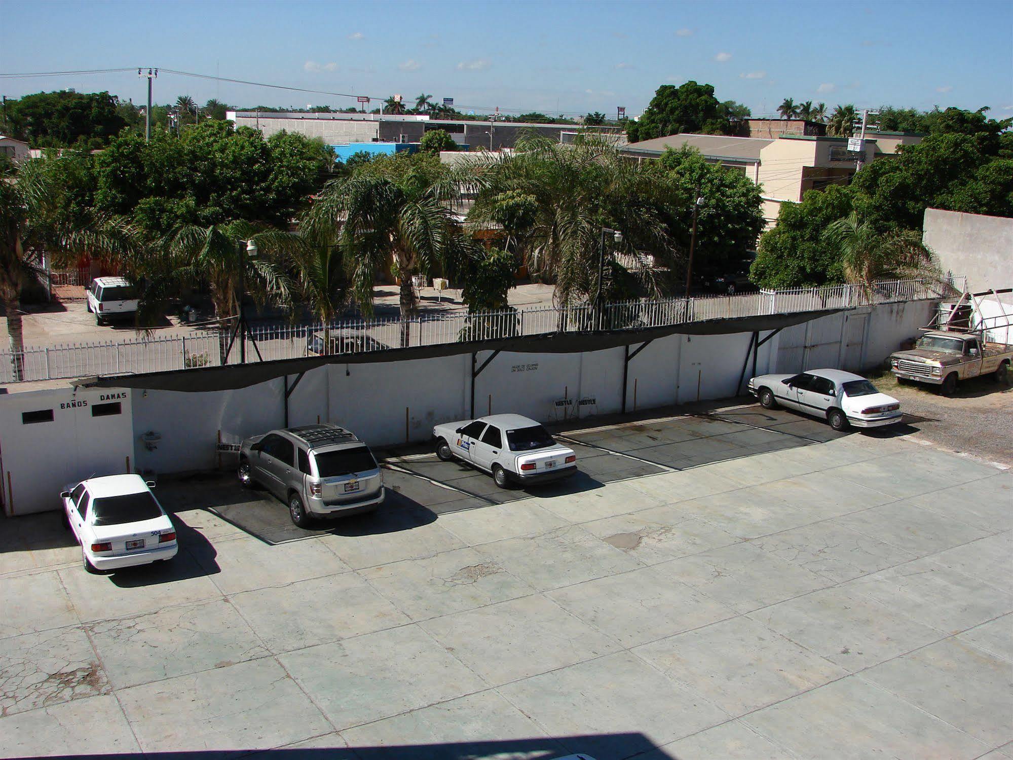 Hotel Las Fuentes Los Mochis Exteriör bild